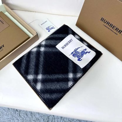 Burberry Unisex Check Wool Scarf-Black 80792461 - 图片 2