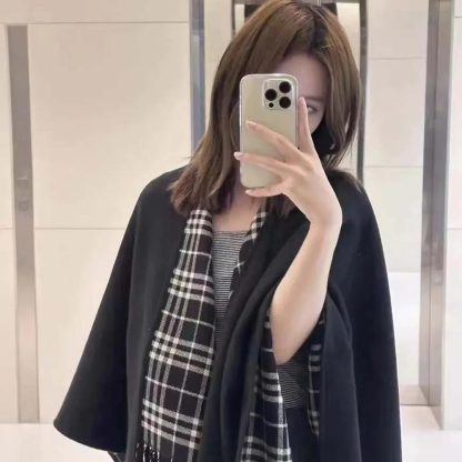 Burberry Women Reversible Check Wool Cape-Black 80952551 - 图片 2