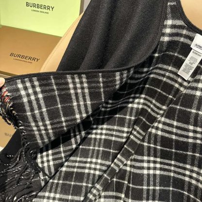 Burberry Women Reversible Check Wool Cape-Black 80952551 - 图片 9