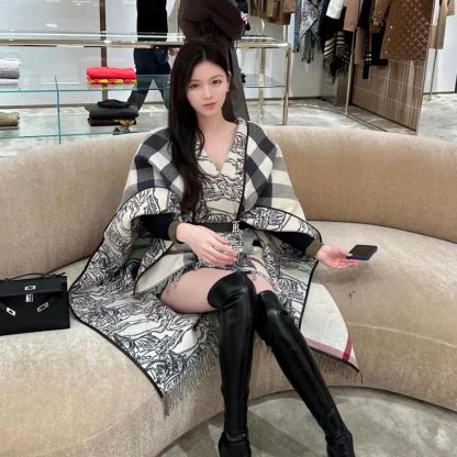 Burberry Women Reversible EKD Check Wool Cape-White 80748511 - 图片 2