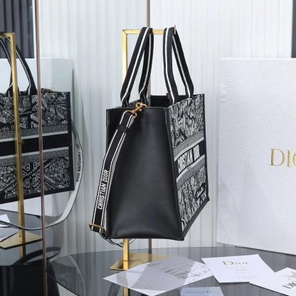Dior Women Medium Dior Book Tote Black and White Plan de Paris Embroidery with Black Calfskin - 图片 5