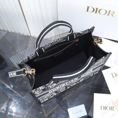 Dior Women Medium Dior Book Tote Black and White Plan de Paris Embroidery with Black Calfskin - 图片 8