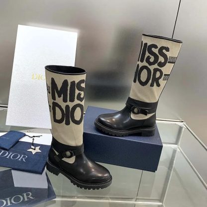 Dior Women D-Major Boot Warm Taupe Technical Canvas with Black Miss Dior Graffiti Print - 图片 5