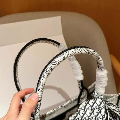 Dior Women Medium Dior Book Tote Latte Embroidery M1296ZEDO - 图片 10