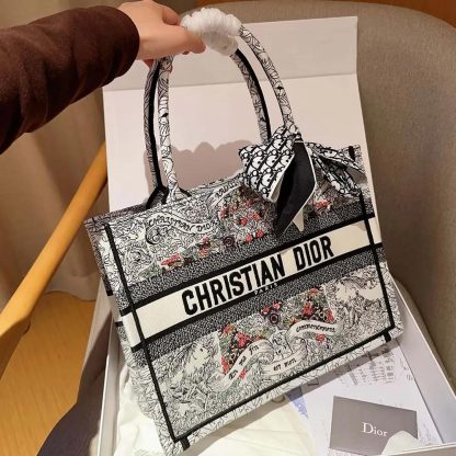 Dior Women Medium Dior Book Tote Latte Embroidery M1296ZEDO - 图片 3