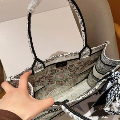 Dior Women Medium Dior Book Tote Latte Embroidery M1296ZEDO - 图片 8