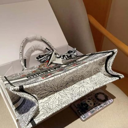 Dior Women Medium Dior Book Tote Latte Embroidery M1296ZEDO - 图片 9