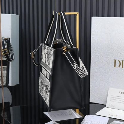 Dior Women Medium Dior Book Tote Latte and Black Dior Zodiac Embroidery with Black Calfskin - 图片 6