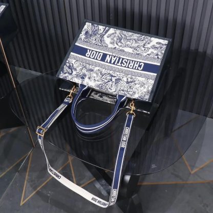 Dior Women Medium Dior Book Tote White and Navy Blue Toile de Jouy Sauvage Embroidery - 图片 6