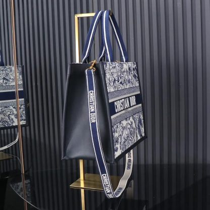 Dior Women Medium Dior Book Tote White and Navy Blue Toile de Jouy Sauvage Embroidery - 图片 4