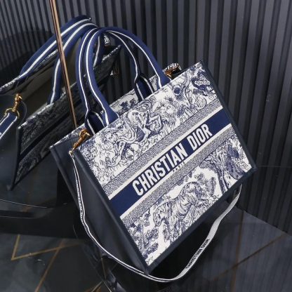 Dior Women Medium Dior Book Tote White and Navy Blue Toile de Jouy Sauvage Embroidery - 图片 5