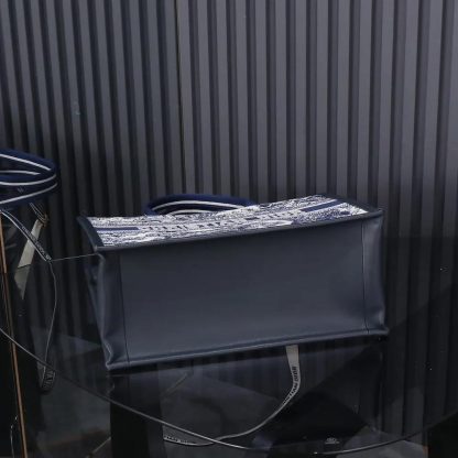 Dior Women Medium Dior Book Tote White and Navy Blue Toile de Jouy Sauvage Embroidery - 图片 7