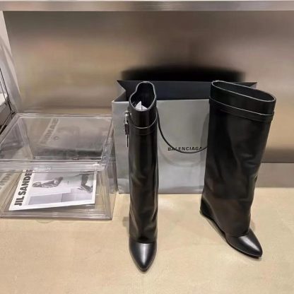 Givenchy Women Also Available in Wide Fit Shark Lock Boots in Leather-Black - 图片 4