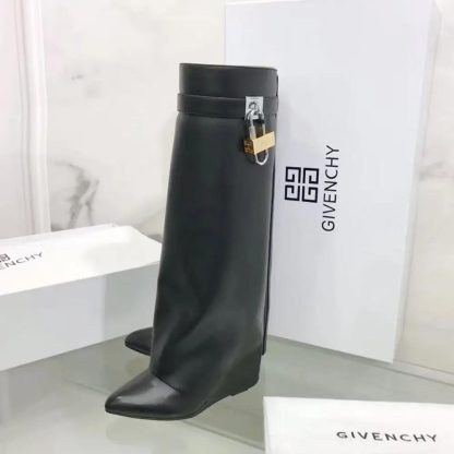Givenchy Women Also Available in Wide Fit Shark Lock Boots in Leather-Black - 图片 2