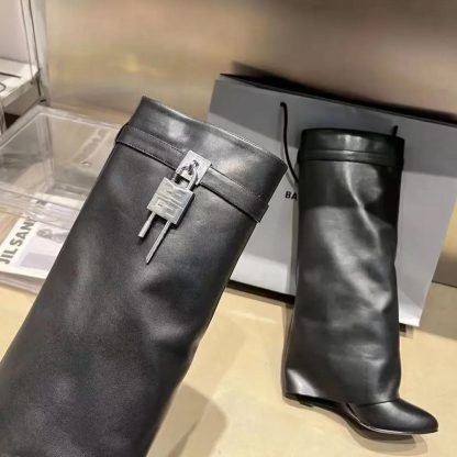Givenchy Women Also Available in Wide Fit Shark Lock Boots in Leather-Black - 图片 8