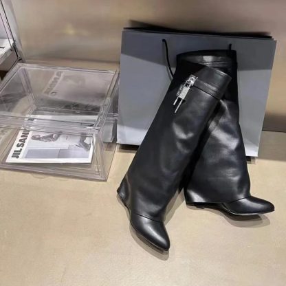 Givenchy Women Also Available in Wide Fit Shark Lock Boots in Leather-Black - 图片 6