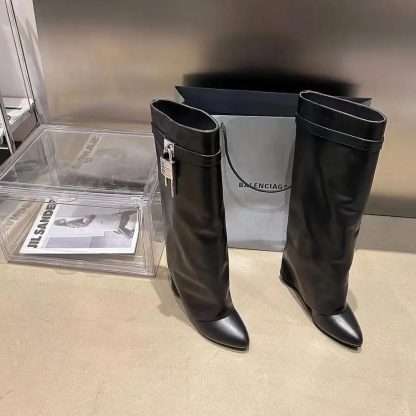 Givenchy Women Also Available in Wide Fit Shark Lock Boots in Leather-Black - 图片 3