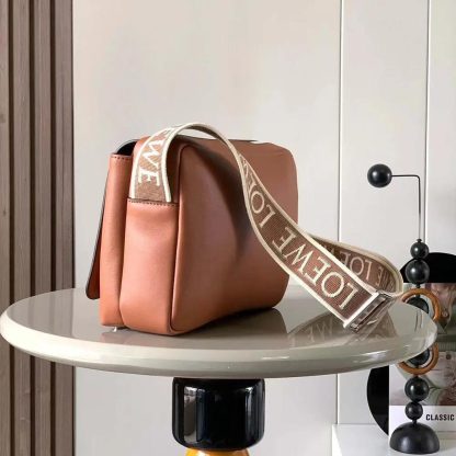 Loewe Men XS Military Messenger Bag in Supple Smooth Calfskin and Jacquard-Brown - 图片 4
