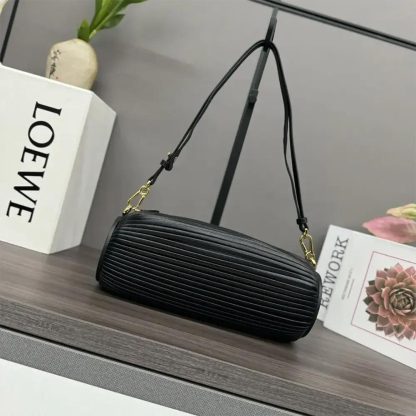 Loewe Unisex Bracelet Pouch in Pleated Nappa Lambskin-Black - 图片 3