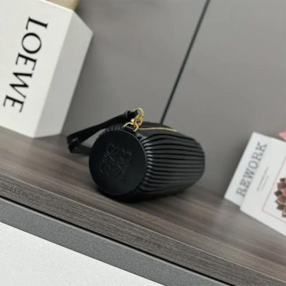 Loewe Unisex Bracelet Pouch in Pleated Nappa Lambskin-Black - 图片 4