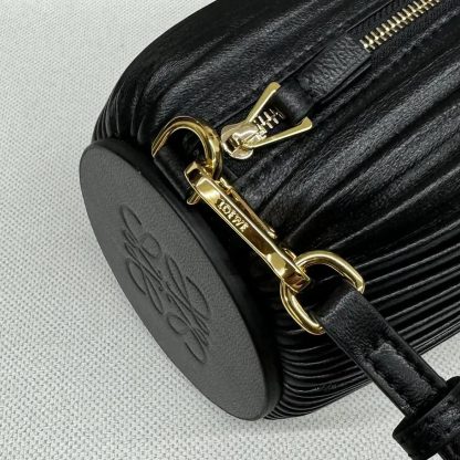 Loewe Unisex Bracelet Pouch in Pleated Nappa Lambskin-Black - 图片 9