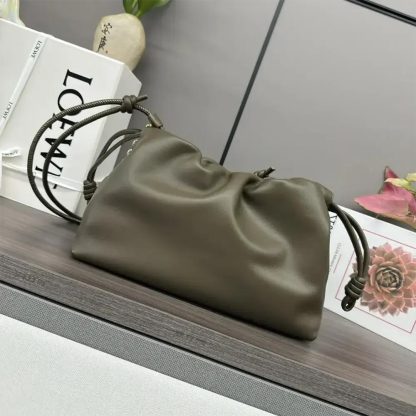 Loewe Unisex Medium Flamenco Purse in Mellow Nappa Lambskin-Dark Khaki Green - 图片 3