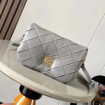 Loewe Women Mini Puffer Goya in Pleated Shiny Nappa Lambskin A896W56X05 - 图片 2