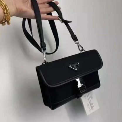Prada Unisex Re-Nylon and Saffiano Shoulder Bag-Black - 图片 4