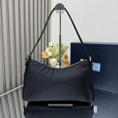 Prada Women Aimée large Re-Nylon and Leather Shoulder Bag with Padlock - 图片 3