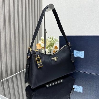 Prada Women Aimée large Re-Nylon and Leather Shoulder Bag with Padlock - 图片 4