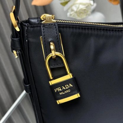 Prada Women Aimée large Re-Nylon and Leather Shoulder Bag with Padlock - 图片 9