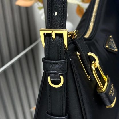 Prada Women Aimée large Re-Nylon and Leather Shoulder Bag with Padlock - 图片 8