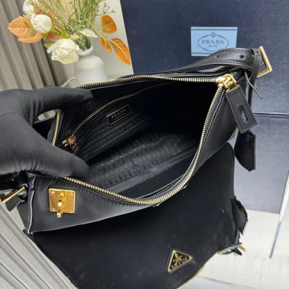 Prada Women Aimée large Re-Nylon and Leather Shoulder Bag with Padlock - 图片 7
